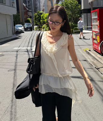 博主NaNa同款iiisolde 浪漫优雅风米色木耳边 V 领无袖气质上衣