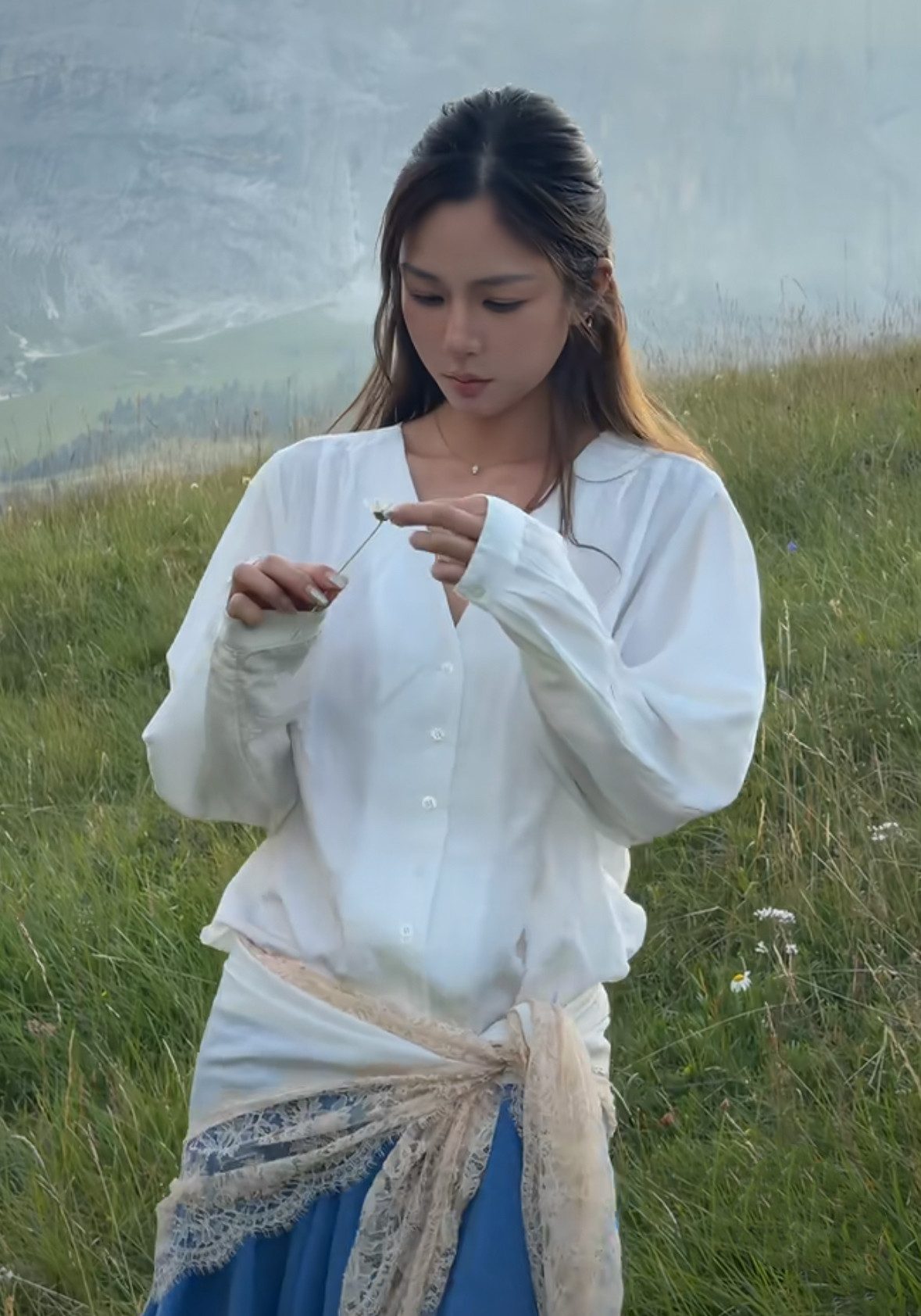 博主NaNa同款SEA净色长袖衬衫配蕾丝领巾女26PF夏季新款v领上衣