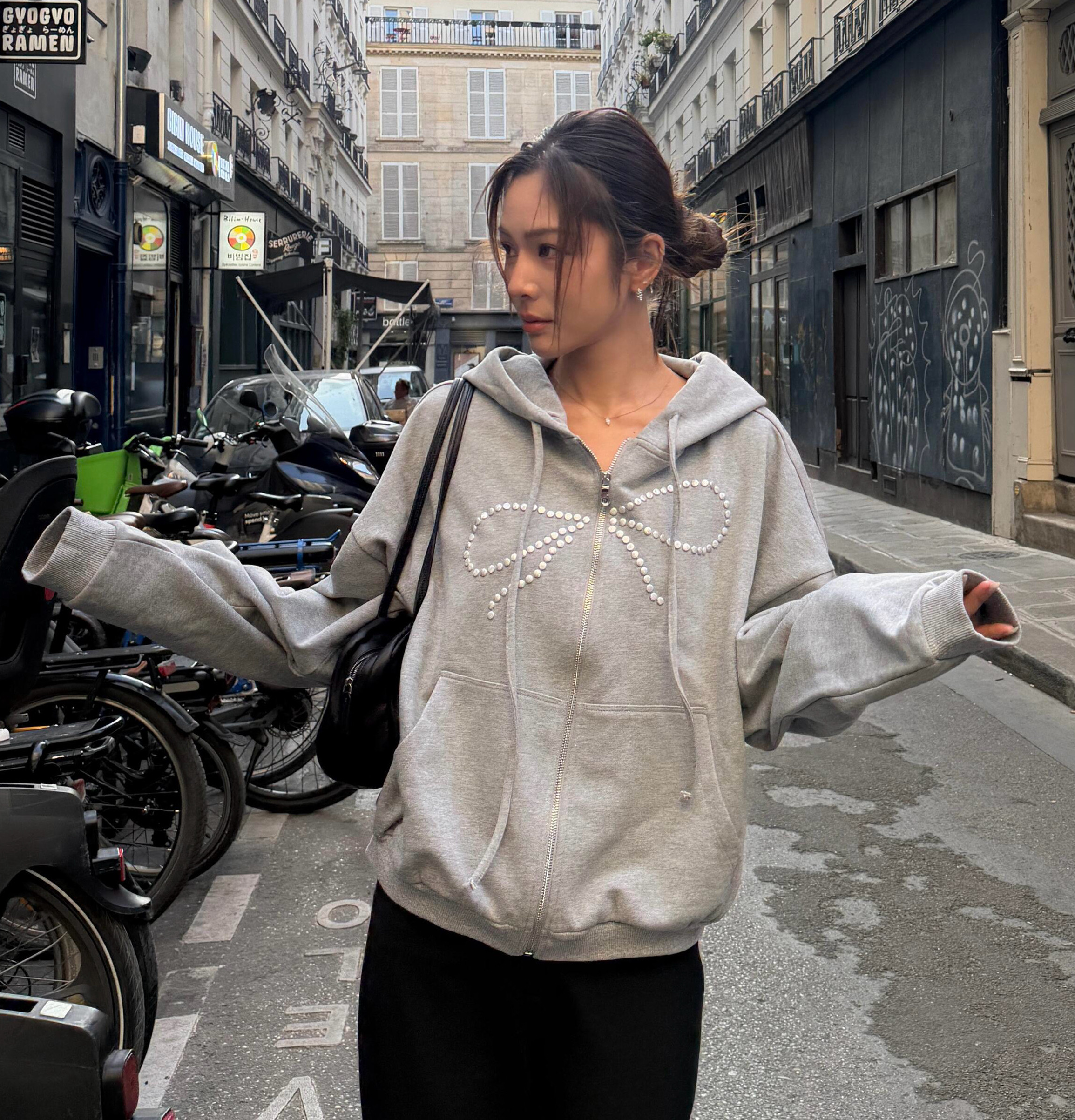 博主NaNa虞书欣同款Gigi_蝴蝶结网格烫钻抽绳花灰卫衣