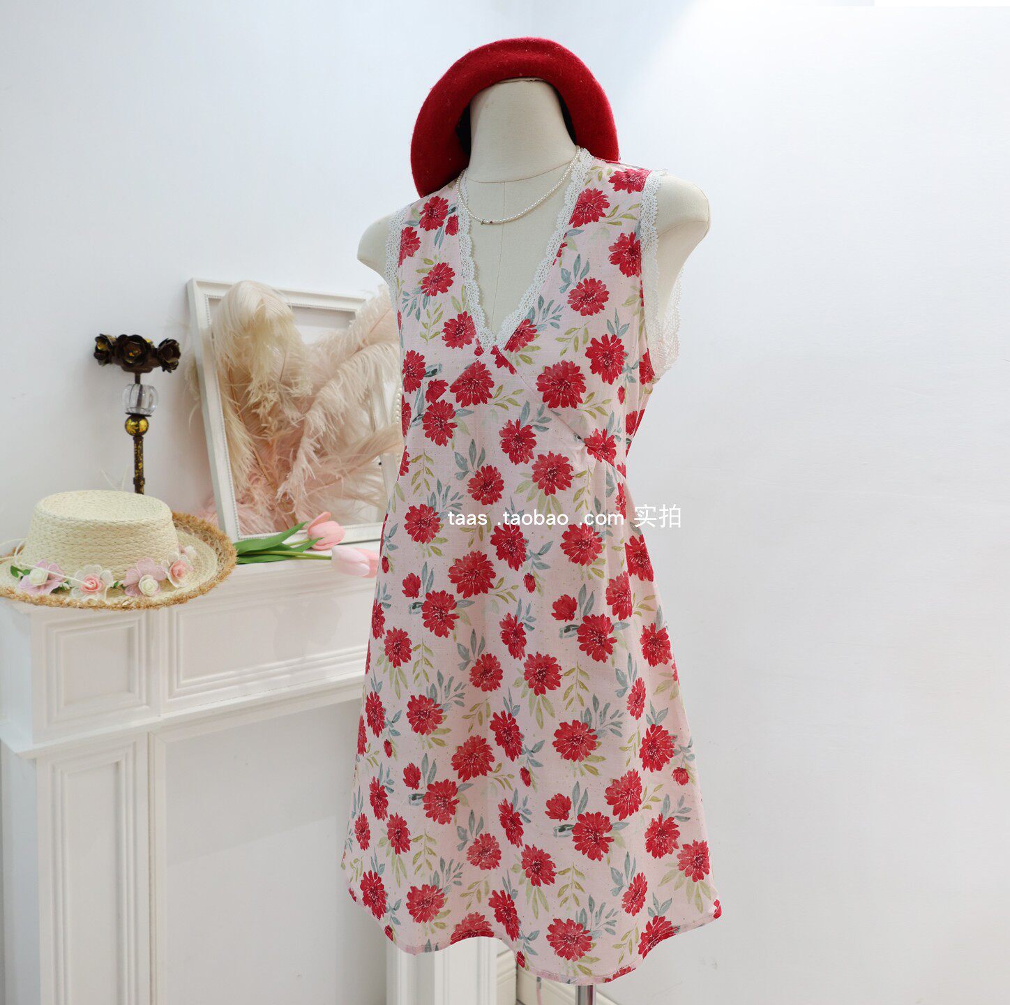 法式高级无袖热辣短裙2026夏季少女度假印花蕾丝桔梗裙精致连衣裙