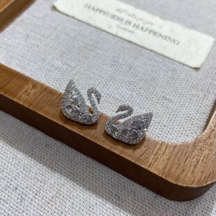 S925银针白天鹅耳钉女韩国气质时尚个性耳环水晶锆石百搭耳坠