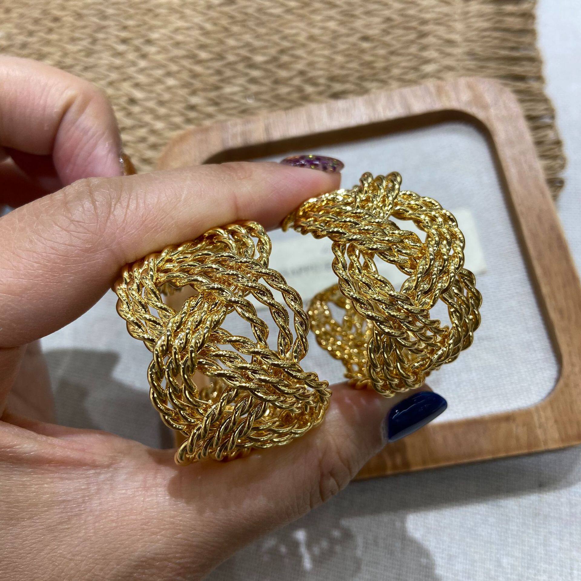 宽面金属编织麻花耳环2026新款爆款高级感耳圈轻奢简约欧美风耳钉