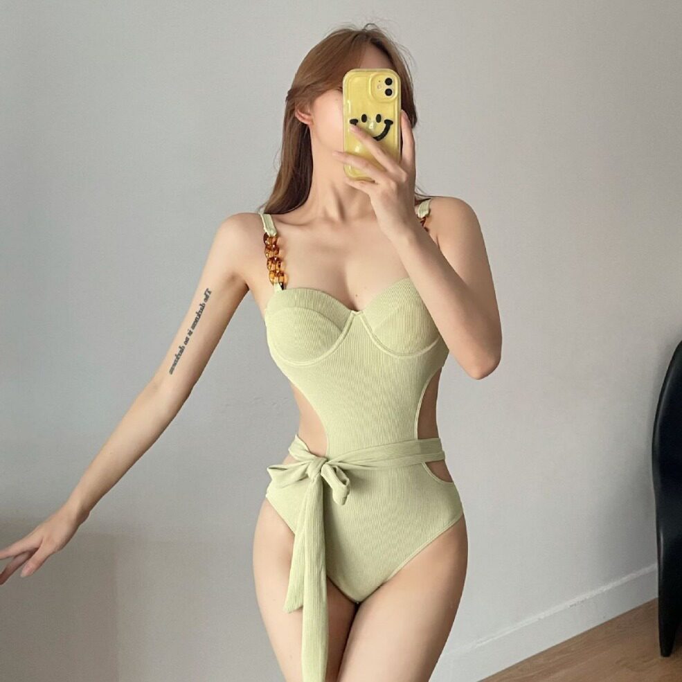 日韩新款女连体比基尼吊带款式小胸聚拢修身性格显瘦辣妹度假泳衣