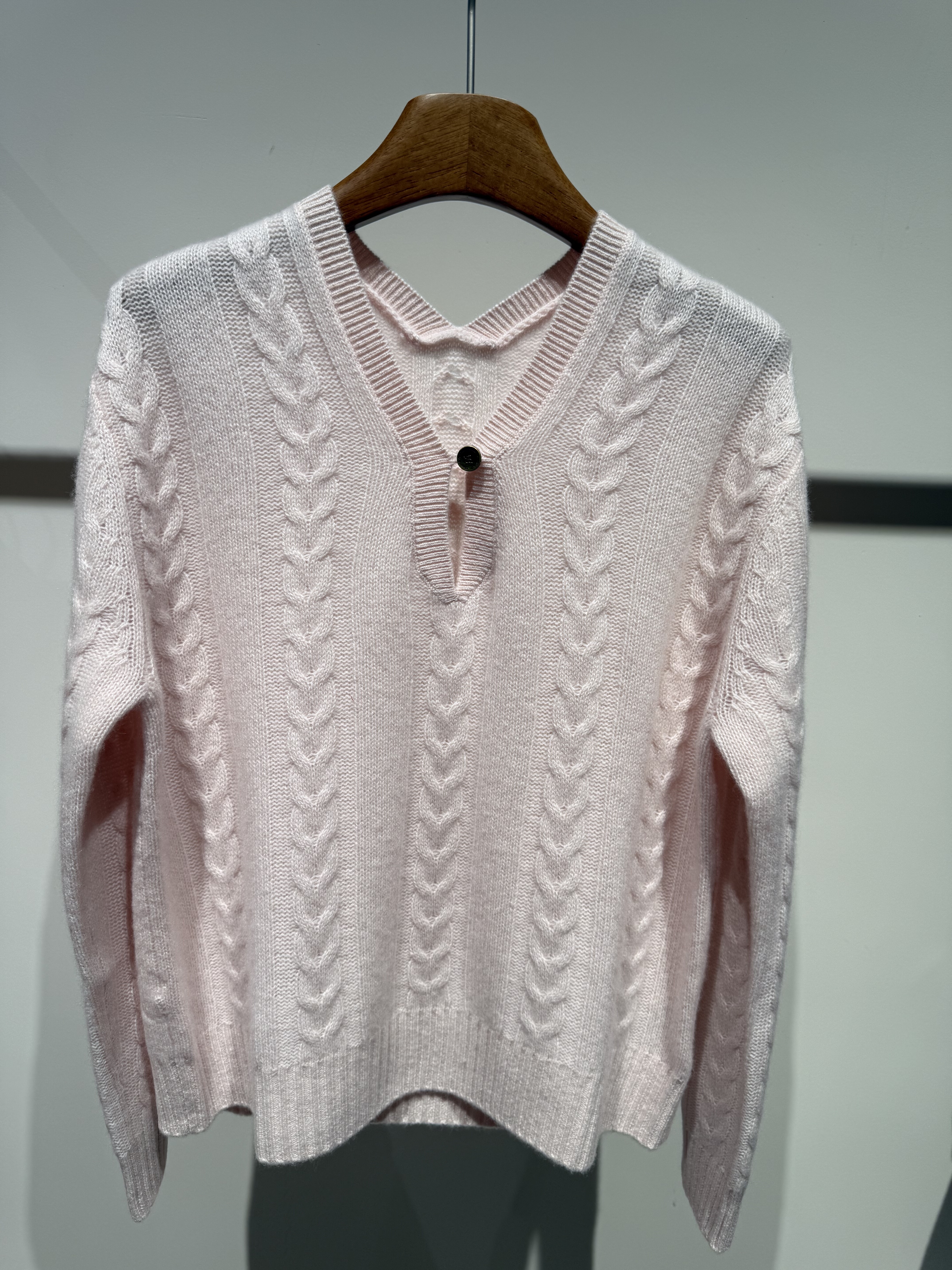 原创2026春款新款康赛妮山羊绒仙女粉V领针织衫毛衣打底,女装/女士精品,毛衣,淘宝优惠券,粉丝福利购,淘宝优惠卷