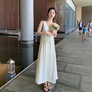 胖mm遮肉显瘦大码连衣裙百褶裙压皱吊带裙无袖背心V领长裙2026夏