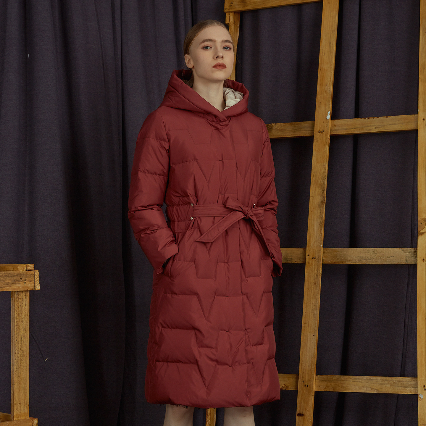 BALUODI芭罗蒂女装专柜冬装时尚紫粉色连帽腰带修身长款女羽绒服