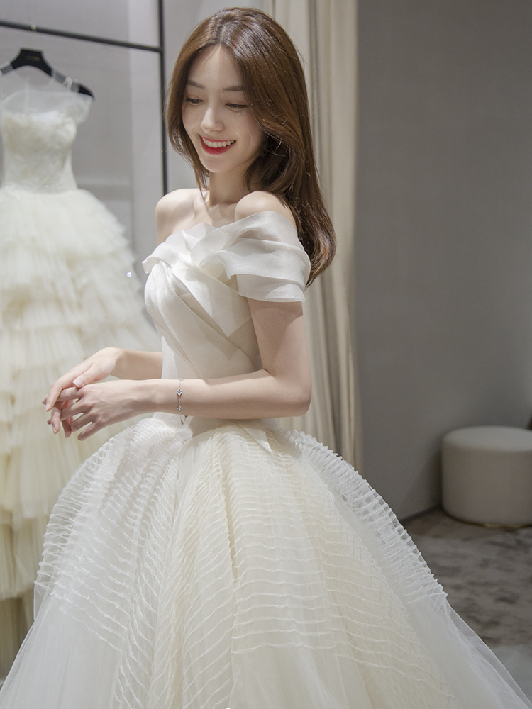 Summer advanced wedding dress, open shoulders, high-end, french style, fitted Summer advanced wedding dress, open shoulders, high-end, french style, fitted