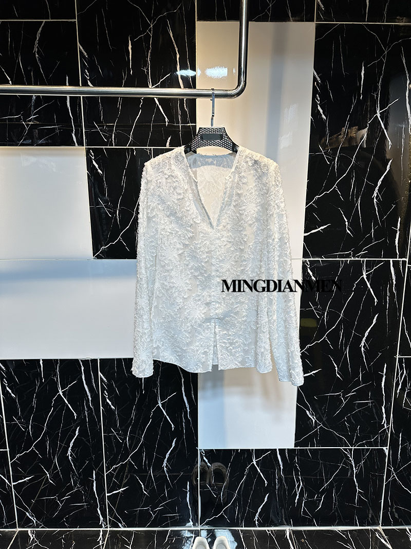 白色V领艺术感雕花小衫