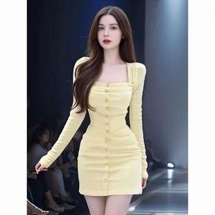 洋气收腰显瘦包臀短裙 2025年新款 纯欲温柔风方领长袖 连衣裙女秋季