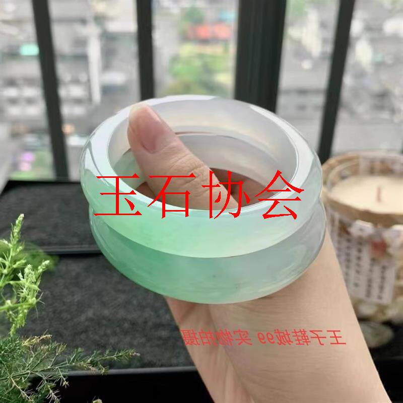 白底飘绿翡翠色晴水飘花玉石镯子