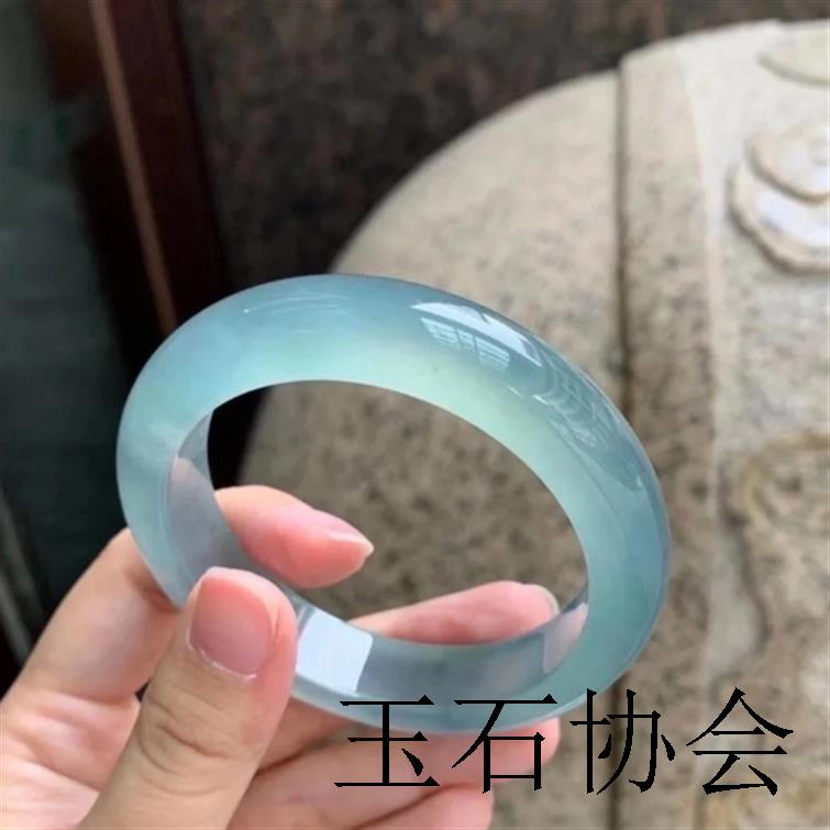 天空蓝翡翠色手镯女款冰种蓝水海蓝宝玉镯危料晴水底天青冻玉镯子