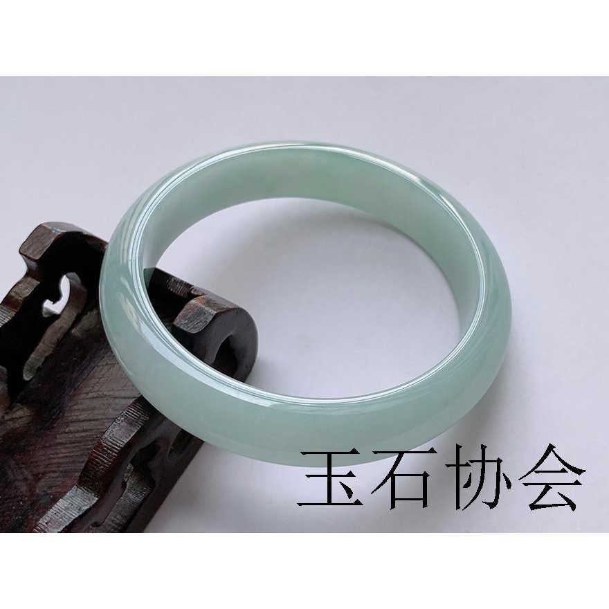 缅甸老坑翡翠色高冰白底青玉石手镯冰种单色宽版飘绿正圈扁条手镯