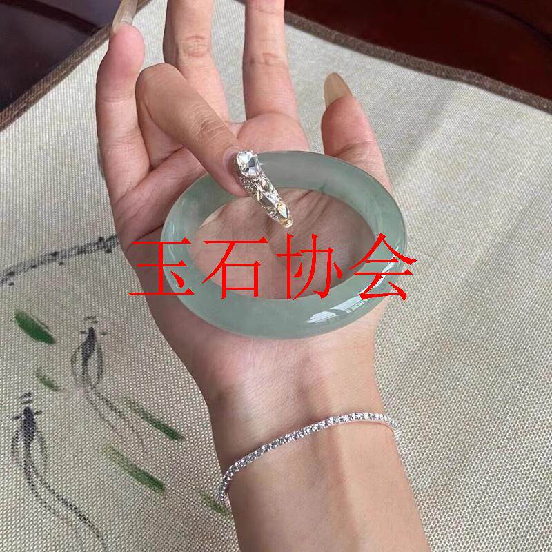 缅甸翡翠色玉石手镯冰糯种老坑阳浅绿油青飘花玉石镯子女款玉饰品