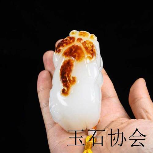 和田玉红皮籽料貔貅手把件原石貔