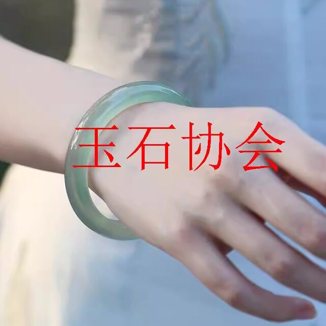 新中式冰种翠色油青玛瑙玉髓手镯高冰透小清新淡绿色玉石镯子女款