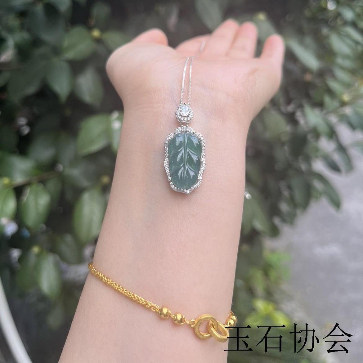 高品质蓝水翡翠叶子吊坠镶嵌款项链冰糯种金枝玉叶挂件时尚百搭款