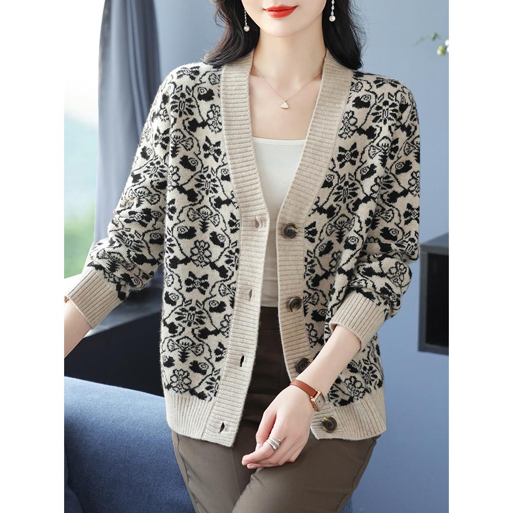 中老年女装秋装毛衣外套宽松大码时髦洋气提花针织开衫女春秋外搭