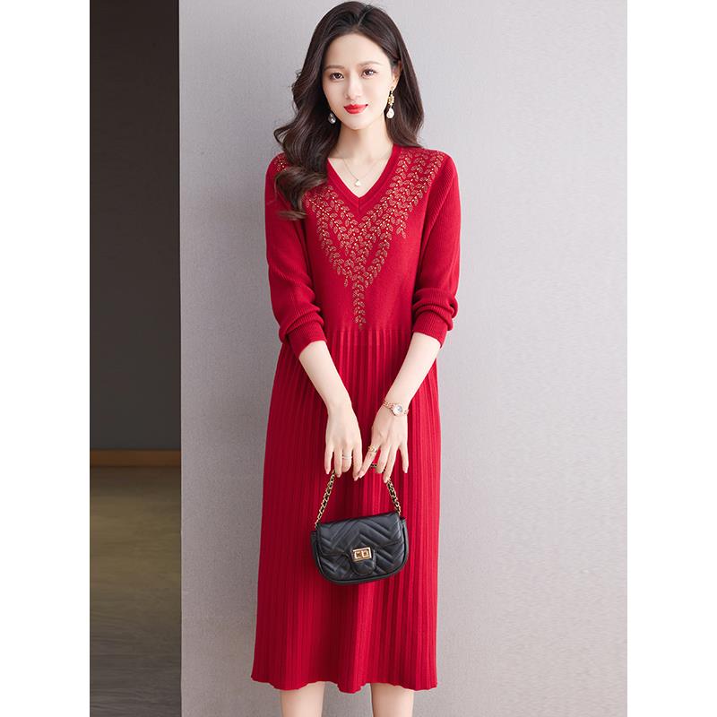 过年红色羊毛衫连衣裙胖妹妹200斤v领毛衣打底衫加肥加大码秋冬款
