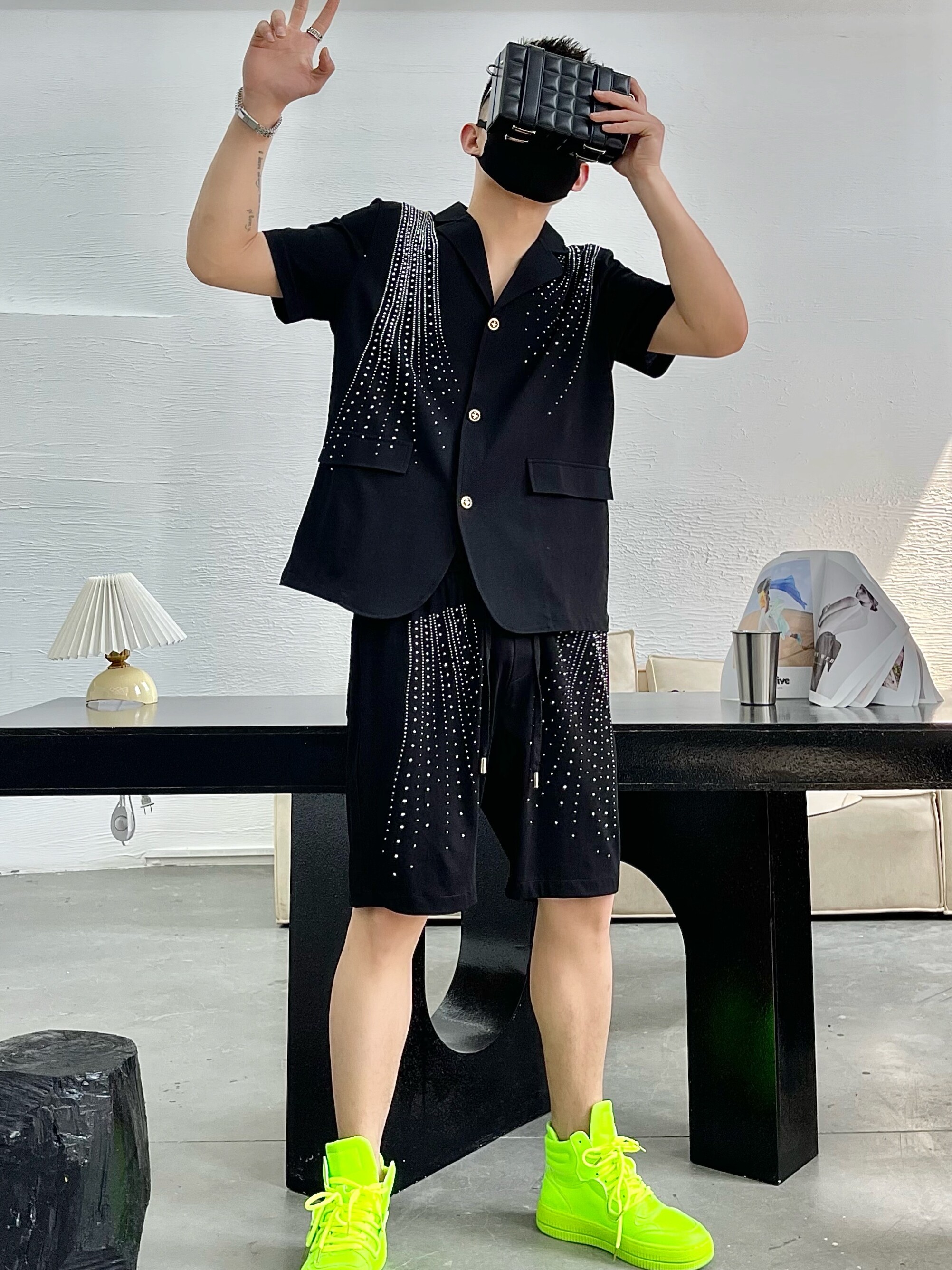 2023 여름 트렌드 브랜드 남성용 반팔 반바지 정장 유럽 패션 맞춤형 핫 다이아몬드 트렌드 슬림 투피스 세트 트렌디