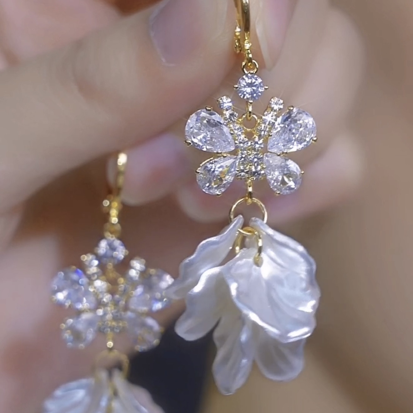 气质女神白色花瓣锆石耳钉耳环