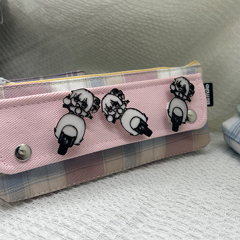 doro桃乐丝抱枕胜利女神nikke二次元表情骑摩托车摇摆徽章笔袋