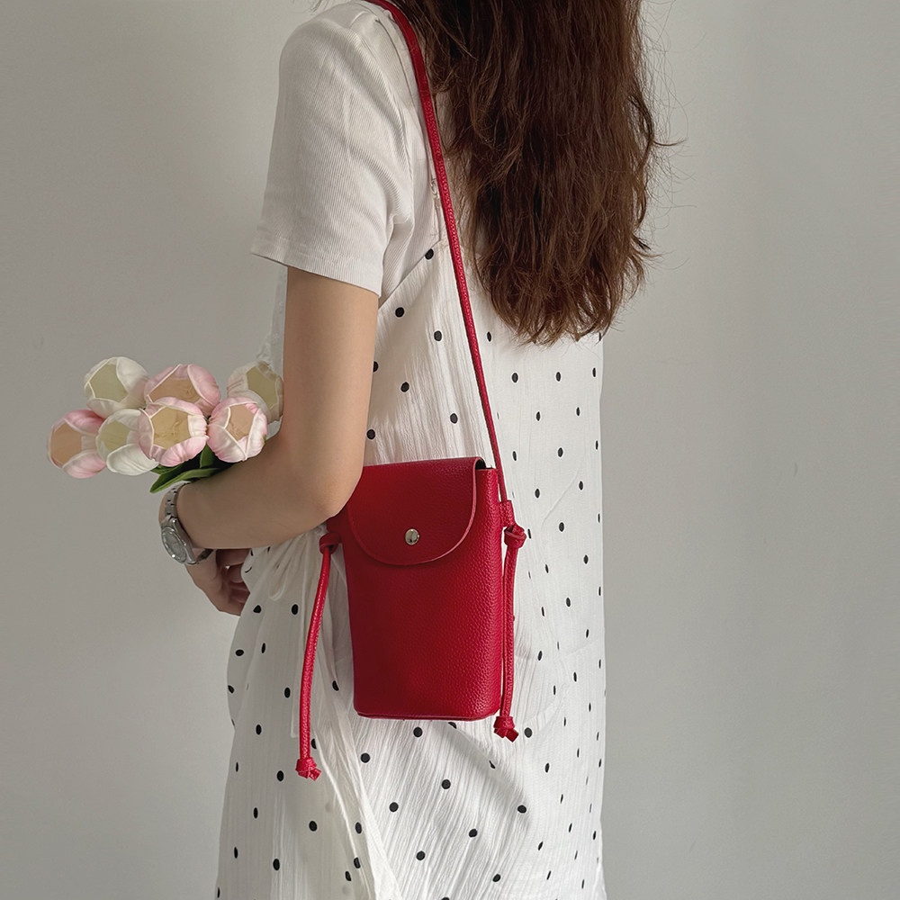 韩国欧尼小众斜挎小包包女时尚百搭红色手机包简约休闲逛街水桶包