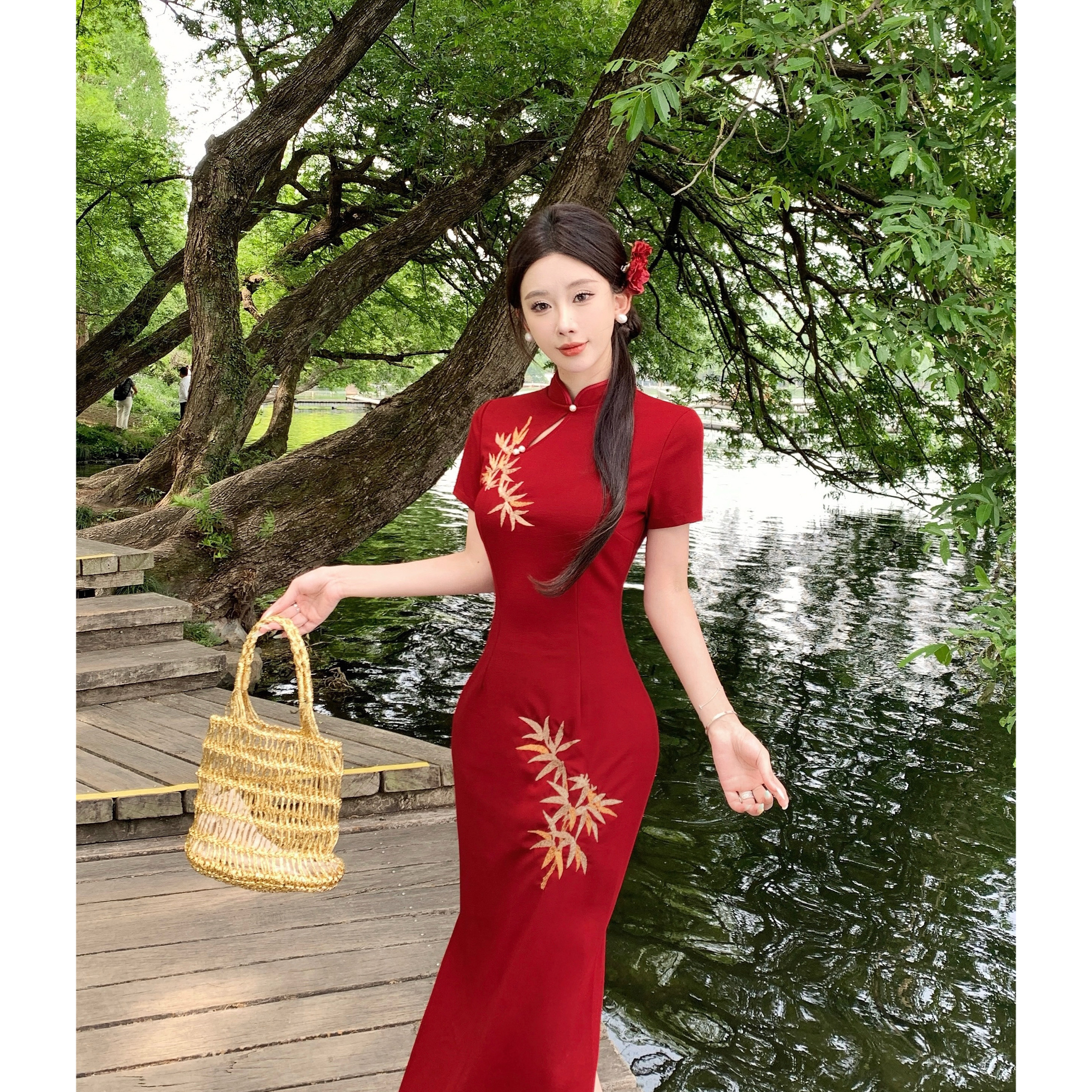 新中式国风改良旗袍敬酒服2025夏季新款短袖红竹刺绣弹力连衣裙