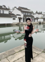 新中式改良港工无袖旗袍气质修身重工牡丹刺绣黑色国风连衣裙长款