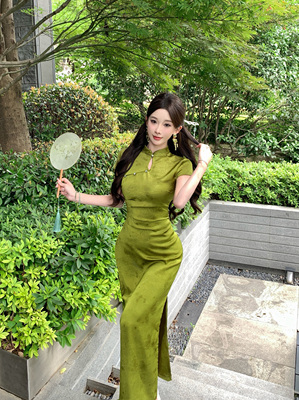 新中式温柔绿色显白缎面改良旗袍女2025春夏蝴蝶印花长款连衣裙