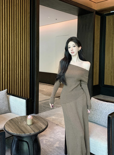 入秋搭配一整套轻熟风气质套装 设计感一字肩针织上衣配开叉半身裙