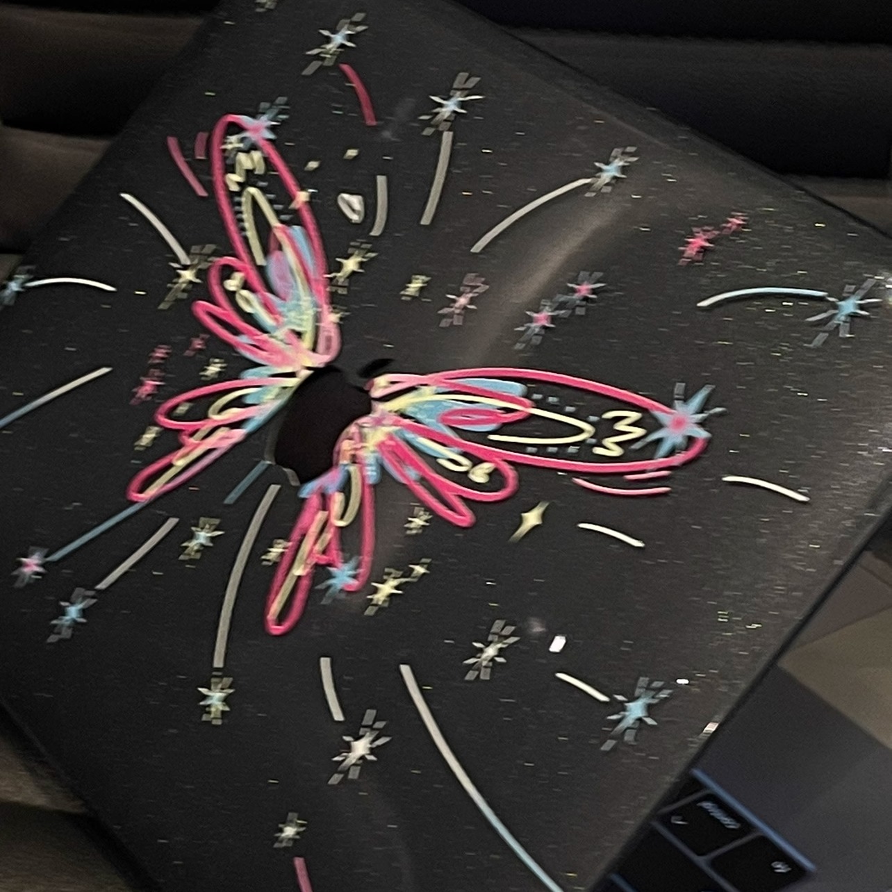 汪三岁「烟花蝶」黑色满天星MacBook保护壳苹果笔记本2024款电脑pro套macpro14寸13airm2透黑色M3M4配件