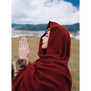 川西旅游穿搭披肩民族风酒红色围巾青海新疆西藏色达旅行保暖外搭