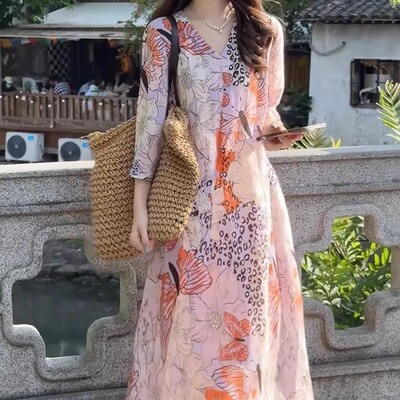 杭州大牌气质V领法式连衣裙女2025夏季新款宽松显瘦度假风碎花裙