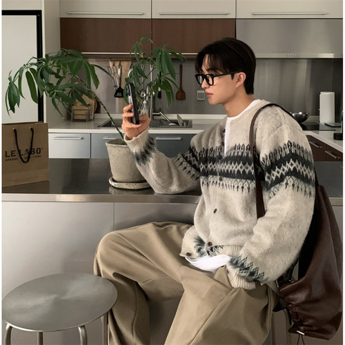 韩国男装北欧风几何条纹针织开衫