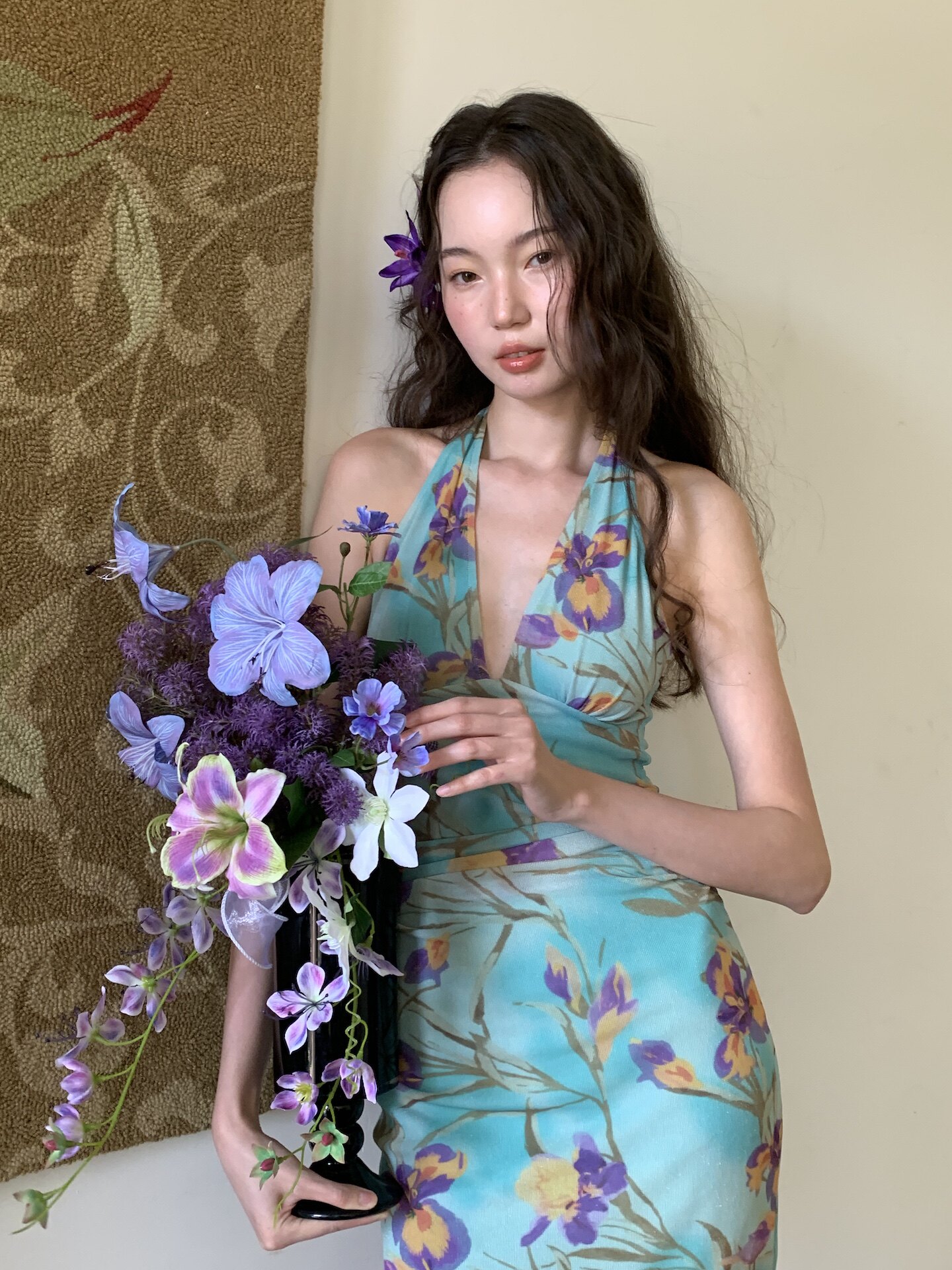 ชุดเดรสเกาะอกคอวี ทรงสลิมฟิต ผ้ามีความเงางาม ยืดหยุ่น ลายดอกไอริส วินเทจ สีเขียวมิ้นต์ 9Rotic