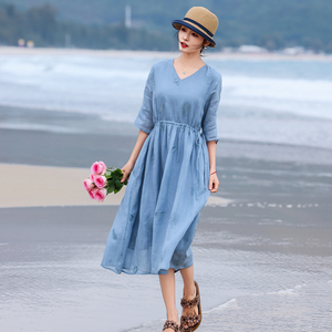 今年流行浪漫飘逸苎麻刺绣V领连衣裙女设计感度假大摆a字版中长裙