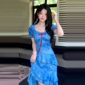 法式气质海边度假连衣裙子女夏2025新款蓝色碎花不规则设计感长