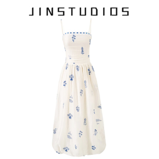 2025夏纯欲度假风花朵刺绣褶皱松紧吊带裙收腰显瘦百搭连衣裙长裙