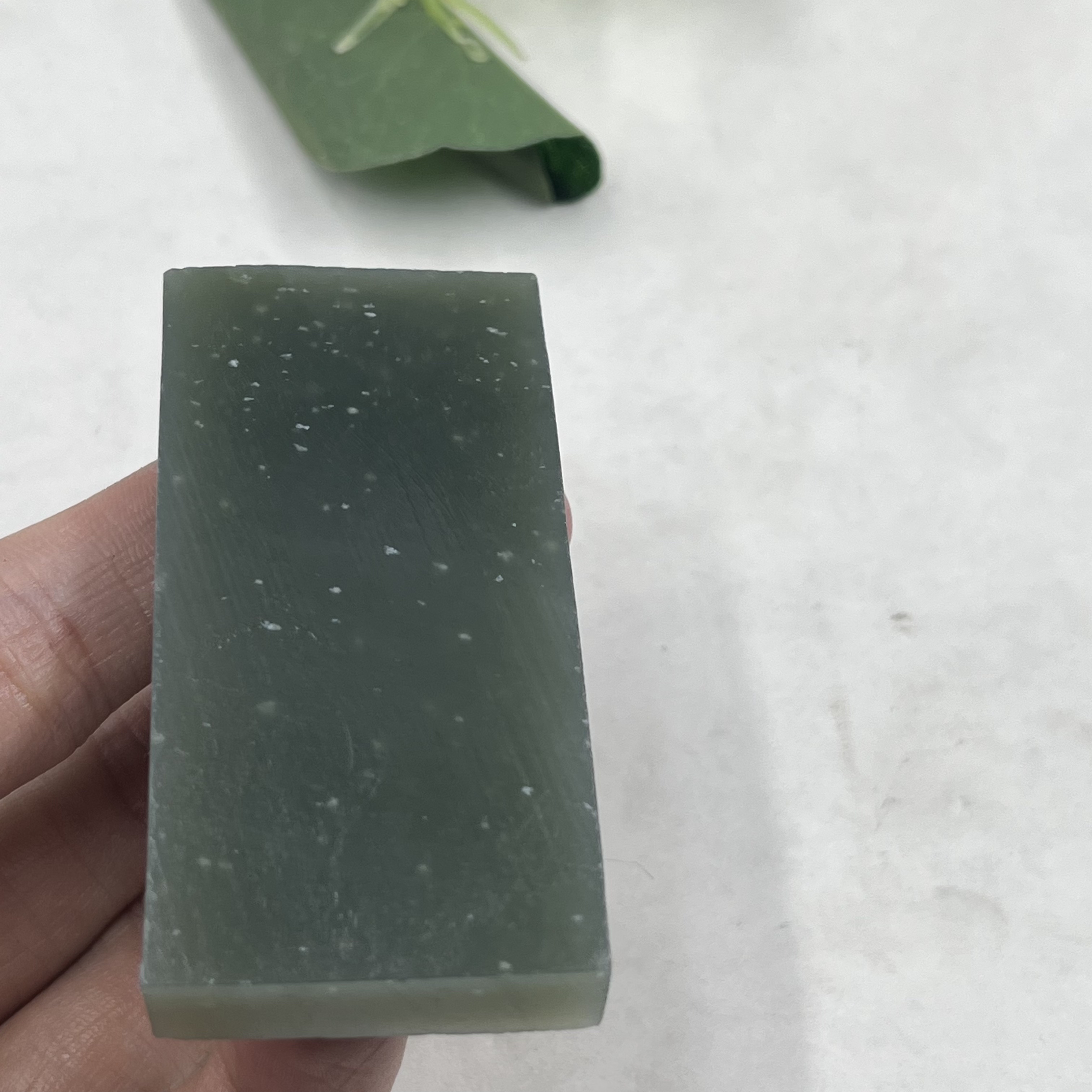 新疆和田玉晴水翠青牌子边角料飘花玉石料下脚料DIY吊坠包邮44克t