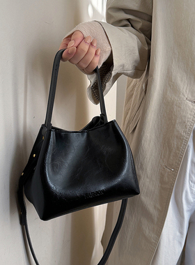 休闲简约风黑色水桶包女百搭菜篮子质感手提斜挎包