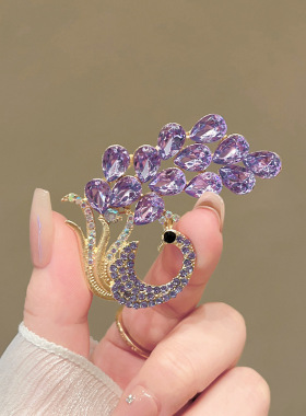 欧美高级感紫色孔雀胸针个性优雅高档女满钻动物别针胸花服饰配饰