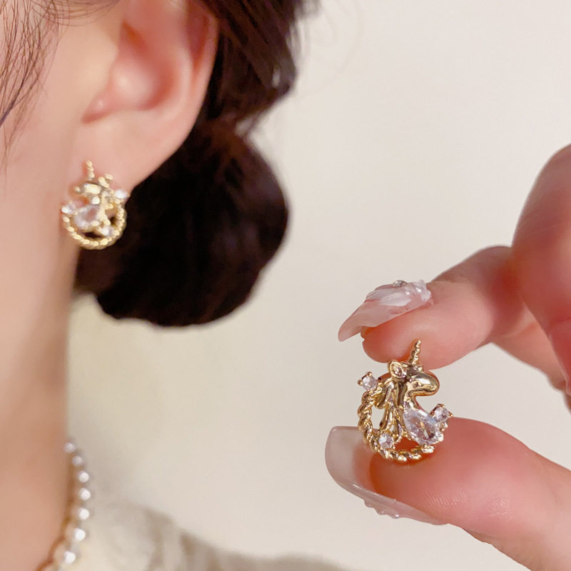 新款2026年时尚复古马年吉祥耳钉女个性镶钻金属木马耳环,饰品/流行首饰/时尚饰品新,耳钉,淘宝优惠券,粉丝福利购,淘宝优惠卷