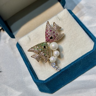 日韩轻奢可爱动物亲嘴小鱼胸针简约时尚设计风格一吻定情礼物高档