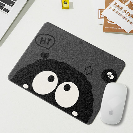 卡通黑煤球硬质鼠标垫小号方形便携办公桌垫女笔记本电脑滑鼠垫子
