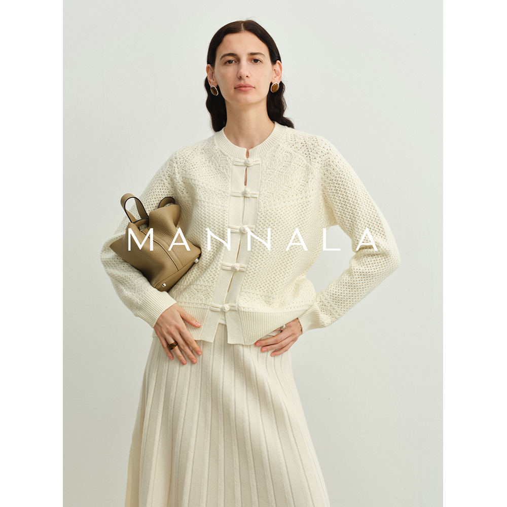 MANNALA丨“溪间雪”现代新中式细腻轻柔手工盘扣白色毛衣 Q4262