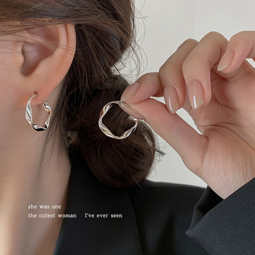 轻奢气质银色波浪耳环