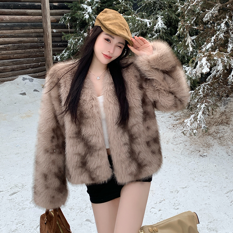 皮草外套女冬季新款仿狐狸毛时尚年轻款维多利亚短款毛毛外套,女装皮草,衣嘉衣服饰 皮草外套女冬季新款仿狐狸毛时尚年轻款维多利亚短款毛毛外套,女装皮草,衣嘉衣服饰