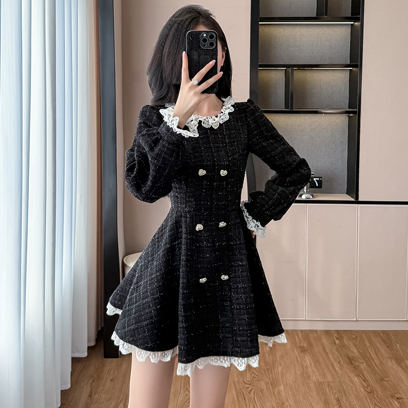 ：2025秋新款高级感小香风荷时叶边排扣粗呢公主连衣裙，女装连衣裙，衣嘉衣服饰