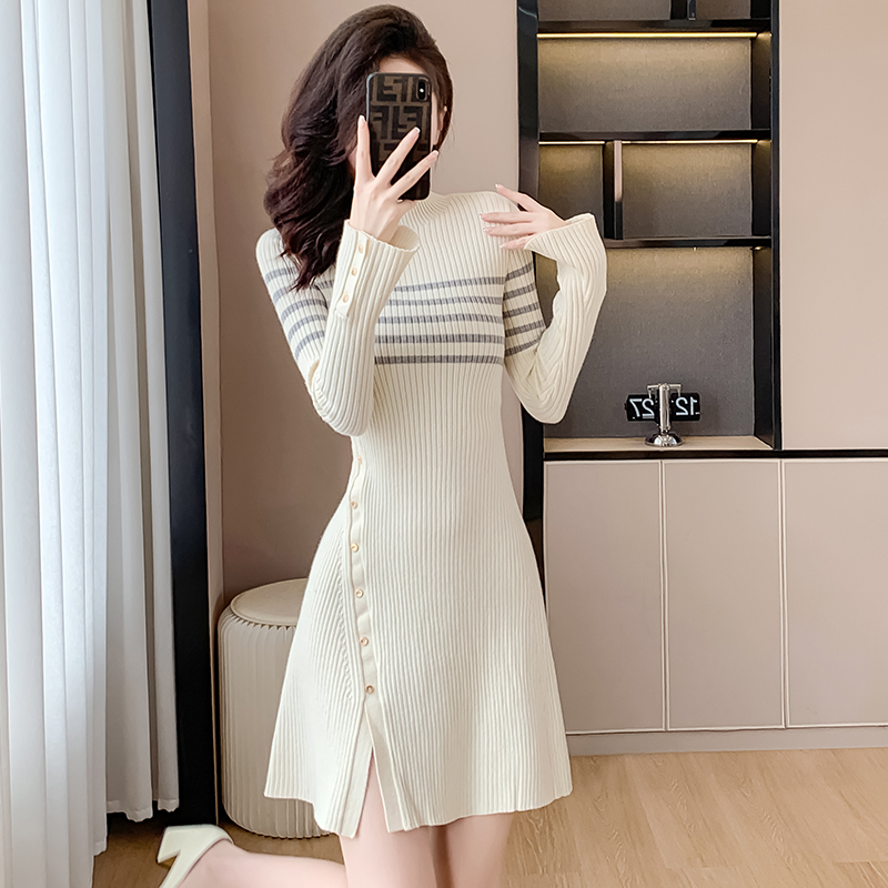 超好看连衣裙冬季2025新款女装显瘦条纹收腰开叉半高领针织裙，女装连衣裙，衣嘉衣服饰