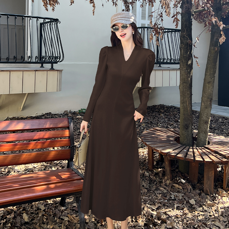 2025秋冬新款法式高级感气质名媛v领针织连衣裙女内搭泡泡袖长裙